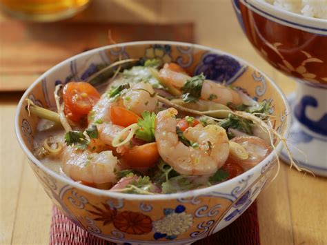  Bún Cá Cái – A Delectable Dish Balancing Tangy Seafood Broth with Refreshing Herbs!