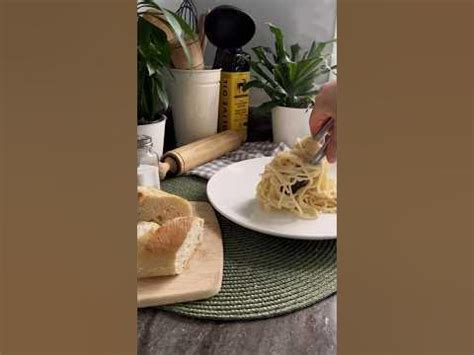 Cacio e Pepe: A Symphony of Creamy Simplicity and Peppery Punch!