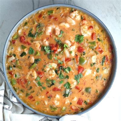  Moqueca de Camarão: A Flavorful Seafood Stew Brimming with Aromatic Herbs and Rich Coconut Milk!