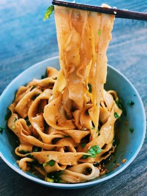   Hand-Pulled Noodles with Spicy Sauce - A Culinary Symphony of Slurping Satisfaction and Umami Bombardment!