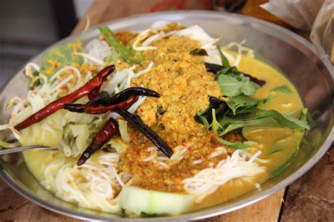 Khanom Jeen Nam Ya! A Flavorful Symphony of Spicy Coconut Curry and Soft Rice Noodles