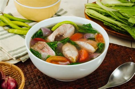 Sinigang na Isda! A Tangy and Aromatic Filipino Fish Stew Perfect for Warming the Soul