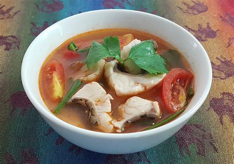  Spicy Sour Fish (Suān Lào Yú) -  Can This Aromatic Broth and Crispy Fish Delight Your Palate?